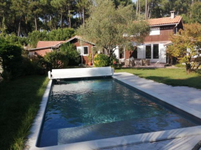 Maison familiale en bois avec piscine, proche du bassin